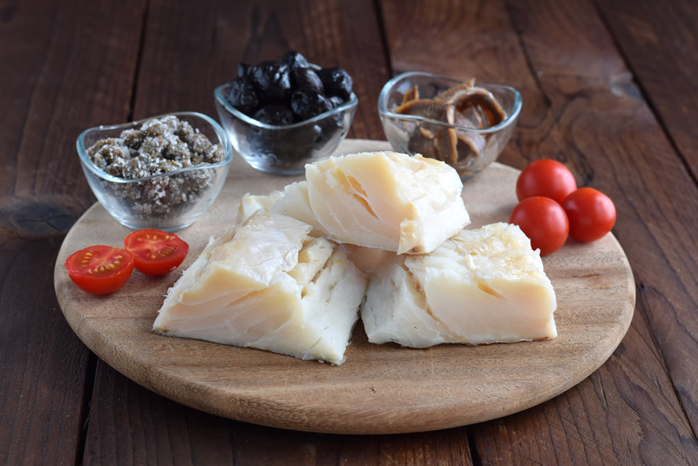 olive capperi e alici per stoccafisso alla mediterranea